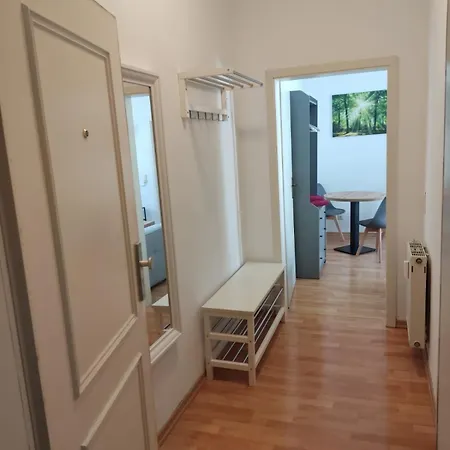 Ara Monteurszimmer